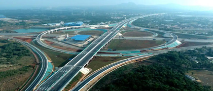 恒大?；◢u水泥隔離墩加工安裝項(xiàng)目正在進(jìn)行中